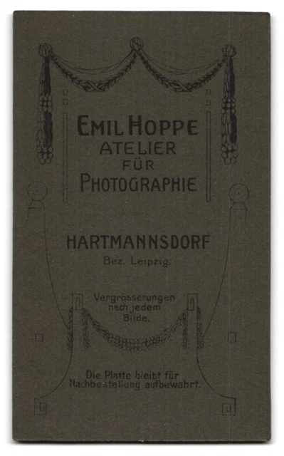 Fotografie Emil Hoppe, Hartmannsdorf, Portrait zwei junge Damen in modischen Kl 2