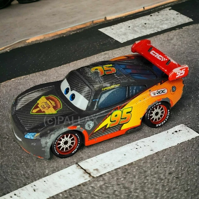DISNEY PIXAR CARS Dhm76 Carbon Racers Lightning Mcqueen Pressofuso ...