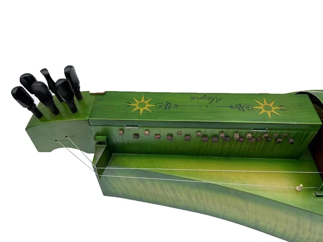 Bois d'érable couleur verte 6 cordes 24 touches vilebrequin, joli dessin. Bon son 3