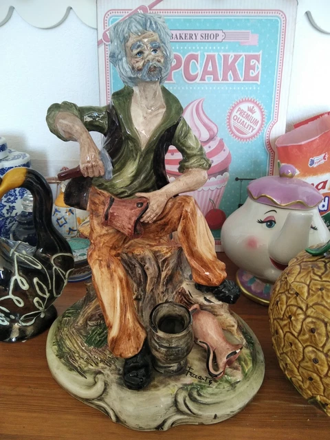 Statuette Porcelaine Capodimonte. Signé