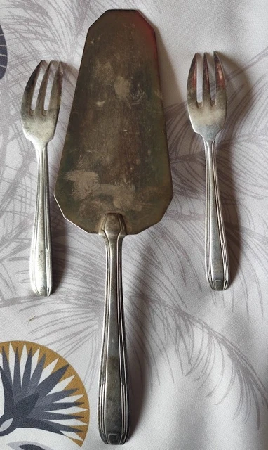 lot de trois pelles a tarte en metal argenté 16 / 15 / 7.5 cm