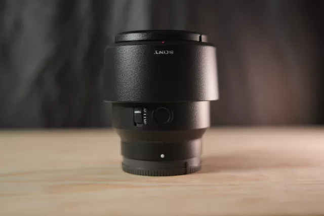 Sony SEL 85 mm F/1.8 FE Objektiv mit Kamera-Skin und OVP