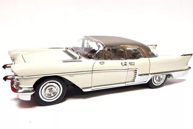 gebraucht! Sun Star 4002 Cadillac Brougham weiss 1957 Maßstab 1:18