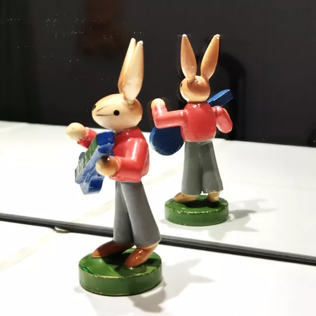 Hasen-Junge mit Fliege und Elvis-Gitarre 7,2 cm hoch, vmtl. von ESCO