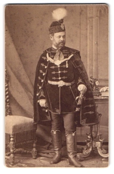 Fotografie Kung, Budapest, Portrait älterer ungarischer Husar in Uniform mit Ko
