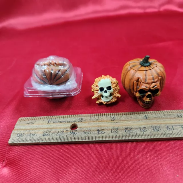 Mezco One:12 Halloween 2 - Michael Myers - 2 Light Up Pumpkins & 1 Skull Head