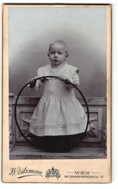 Fotografie S. Weitzmann, Wien, Baby im weißen Kleidchen mit einem Reifen