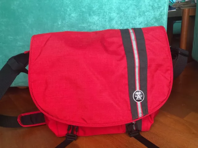 Crumpler Tasche Fishy Slip, Laptop Umhängetasche, rot,  neuwertig