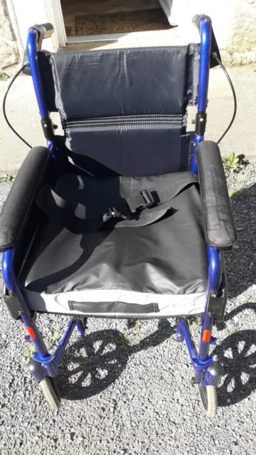 Chaise/Fauteuil roulant manuel, bleu marine, avec ceinture et repose pieds.