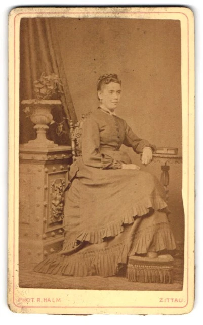 Fotografie R. Halm, Zittau, Junge Dame im hübschen Kleid CDV /Kabinett-Foto
