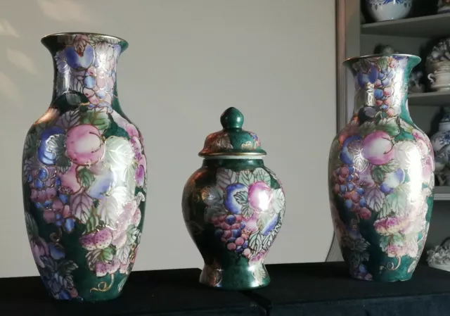 vases et Pot à gingembre ancien porcelaine peinte de Chine signé