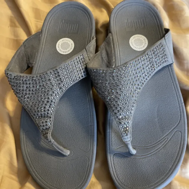 Fit Flop Women’s size 9 style 301-121 Gray Suede with Rhinestones Thong Sandals