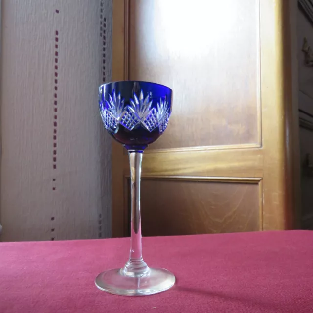 1 verres a liqueur de couleur bleu en cristal de saint louis ou baccarat