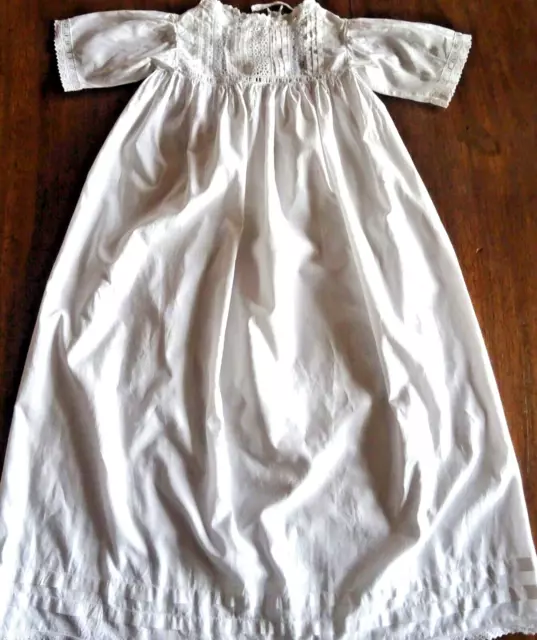 Robe de Baptême de petite fille ( Poupée )en coton brodé petits plis et dentelle