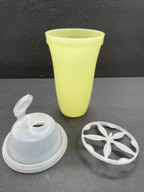 Tupperware Quick Shake, Gravy Shaker Mixer Blender 844-2 16oz Vintage Yellow EUC