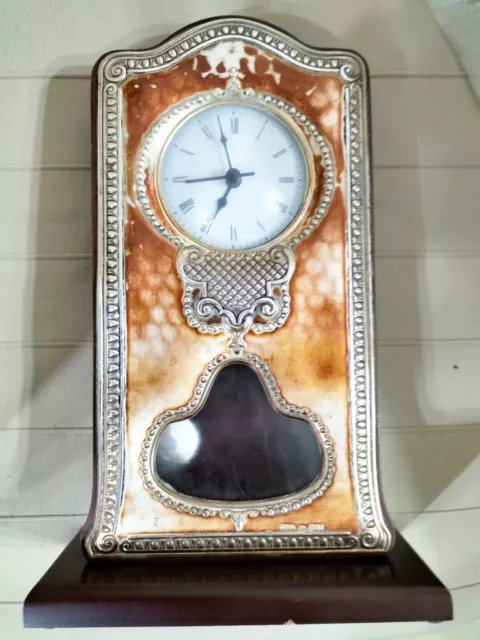 Orologio con pendolo con cassa in legno color ciliegio, con placca d'argento.
