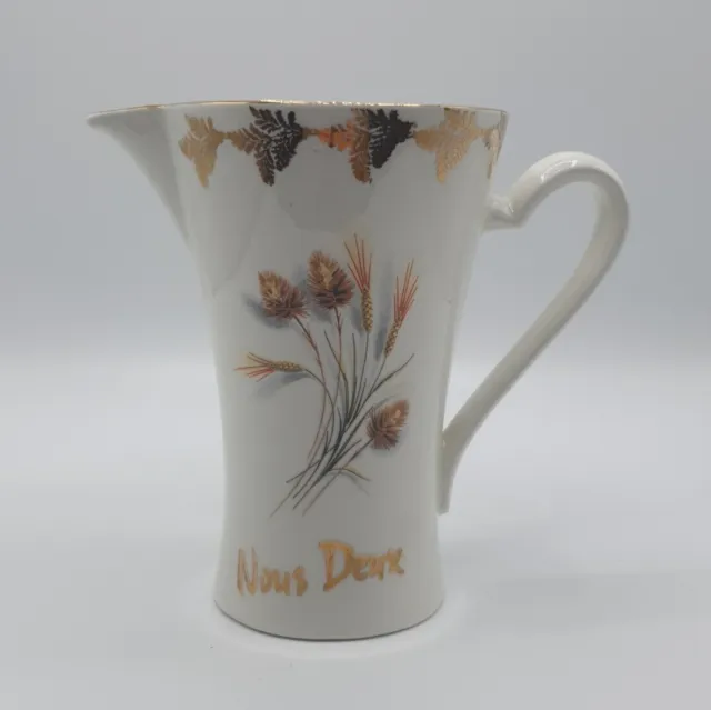 Joli pot à lait pichet blanc en porcelaine décor motifs dorés et fleurs sauvage