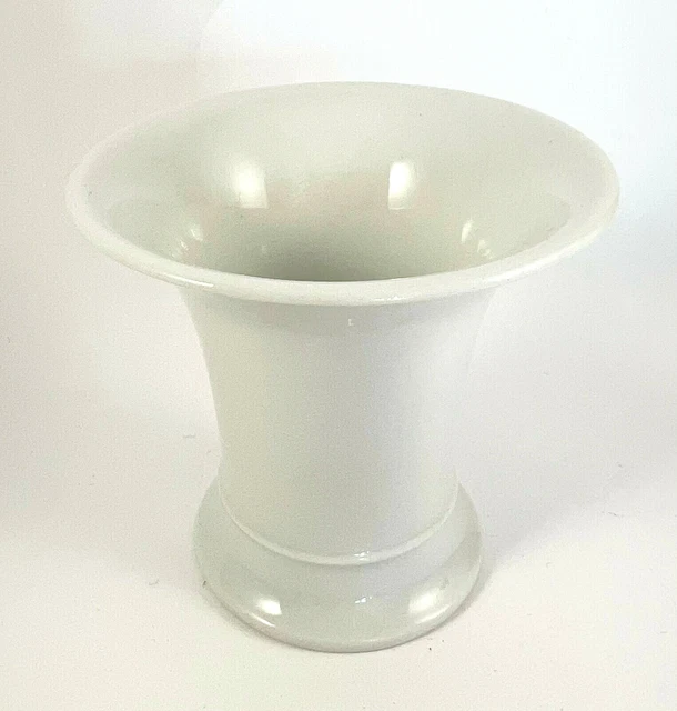 Vase cornet XIXem en porcelaine blanche, époque Empire