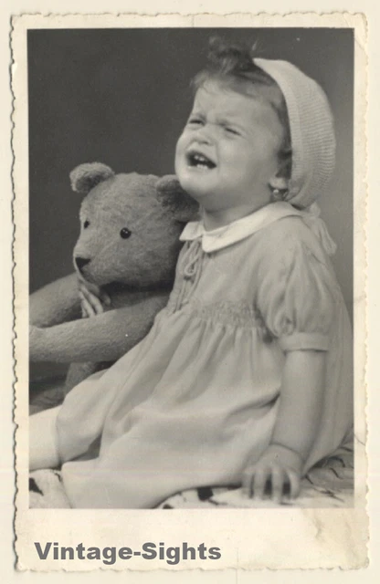 CRYING BABY GIRL With Big Teddy Bear (Vintage RPPC 1930s/1940s) EUR 23 ...