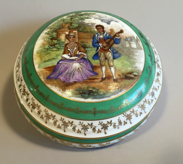 Bonbonniere Ancienne En Porcelaine De Limoge  A Decor De Personnages