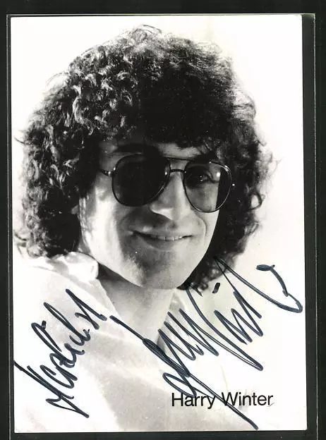 Musiker Harry Winter mit freundlichem Lächeln und Autograph, Ansichtskarte