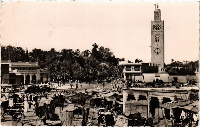 CPA Maroc Marrakech - La Place Djemaa El Fna et la Koutoubia (280585)