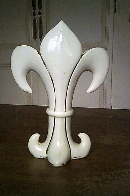 Petit Vase Ancien En Faïence – Forme Fleur De Lys – Couleurs Vert Et Or – 12 Cm