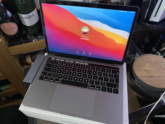 Apple MacBook Pro 2019 13.3" - 128GB Intel Core i5 8th Gen - Touch Bar Edition