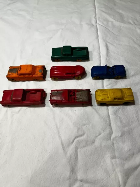 Carrinhos de plástico antigos um com etiqueta da Globo 6 cm e outro de  corrida 7,8 cm usados - Taffy Shop - Brechó de brinquedos