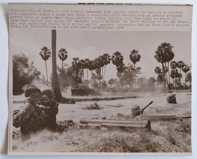 1974 Cambodian Soldier Firing Recoilless Rifle At Khmer Rouge Press Wire Photo