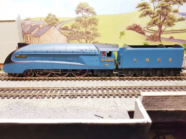 R2339 Hornby LNER 4-6-2 Class A4 Locomotive Mallard 4468