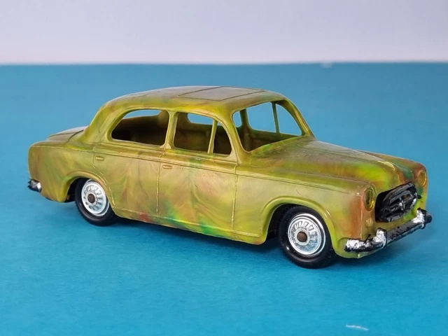 Voiture miniature Norev plastique Peugeot 403 Beige version plaque
