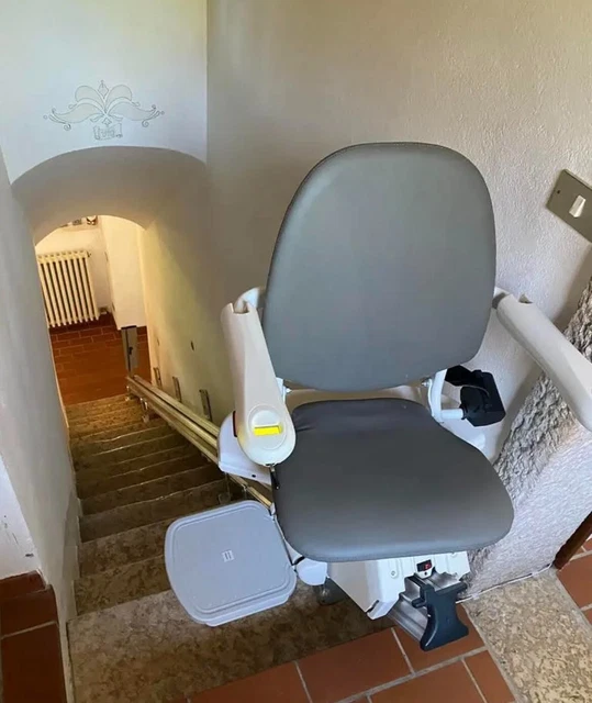 Montascale rettilineo per anziani e disabili