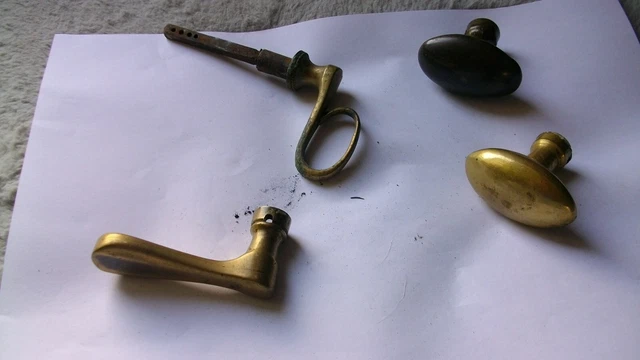 ANCIENNE POIGNEE DE PORTE EN BRONZE ? CARRE DE 7mm lot de 4 EUR 7,00