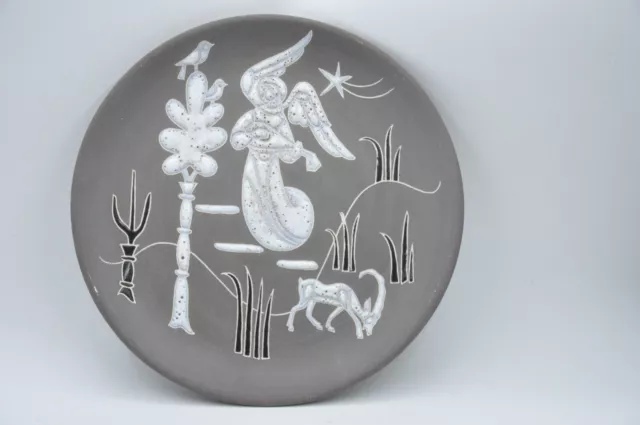 Assiette grès émaillé en bas relief, signée à identifier, collection céramique 1