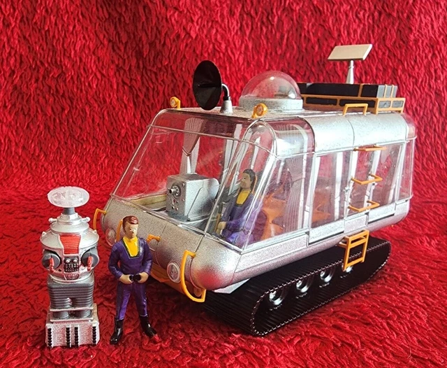 Lost in Space Chariot Assembled Display Model with Robot B-9 and Figures Lost in Space Chariot Assembled Display Model with Robot B-9 and Figures