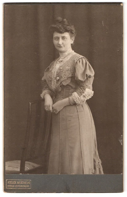 Fotografie Atelier Wertheim, Berlin, Leipzigerstr., Dame in mit Spitze geschmüc