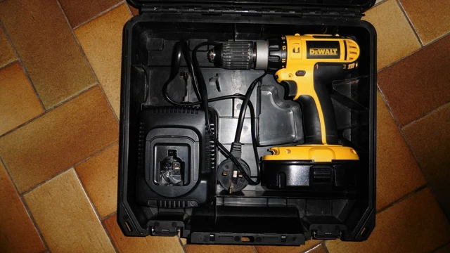 Dewalt dc725 online battery charger