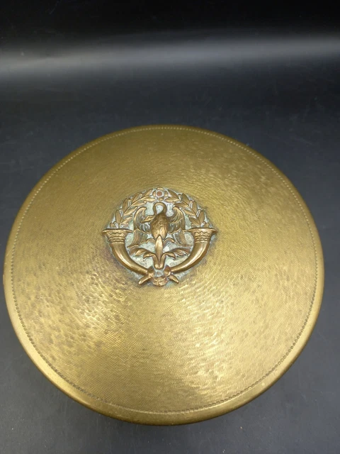 Belle boîte ou Poudrier Ancien En Laiton Finement Martelé Decor Blason