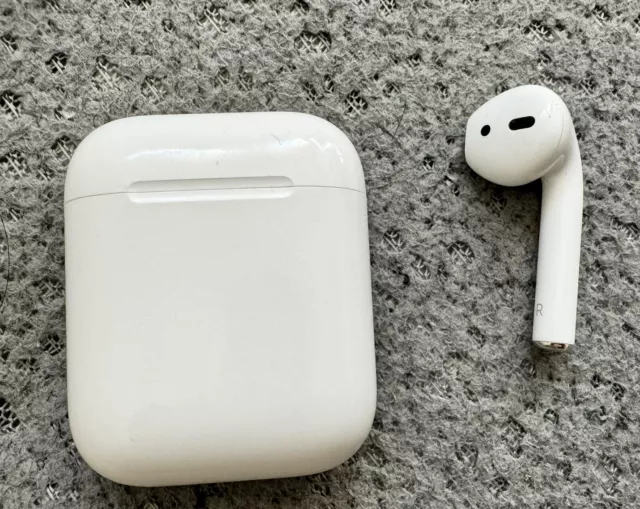 Apple AirPods 1st Gen Charging case A1602  & one A2032 Right airpod only