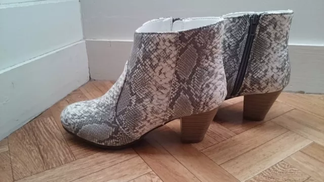 bottines boots pointure 37 aspect serpent gris blanc