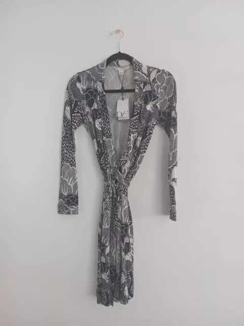 DIANE VON FURSTENBERG New Jeanne Two WRAP DRESS SIZE 2 Flower Power 100% Silk