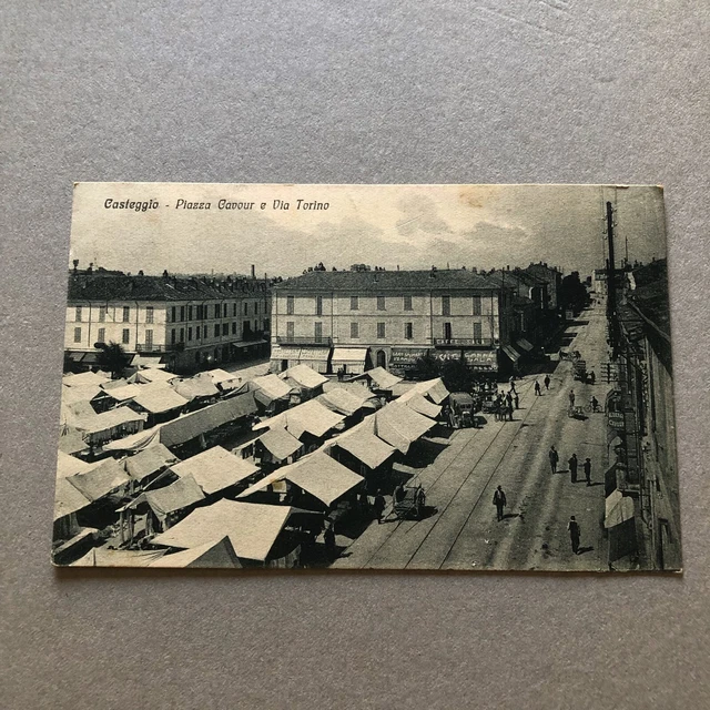 B) Cartolina formato piccolo Casteggio Pavia piazza Cavour mercato 1926