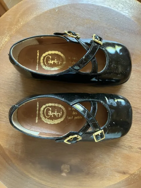 Ancienne paire de chaussures enfants, vernis en cuir, Création CARINI 1970