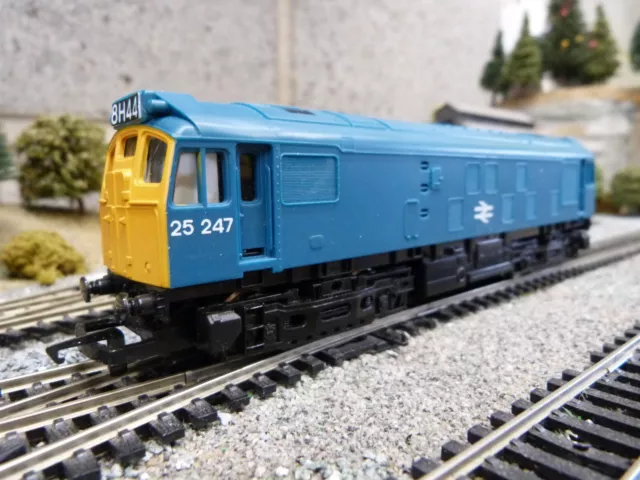 Hornby BR class 25 loco for OO gauge model train set
