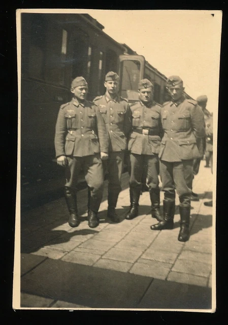 Foto - Deutsche Soldaten am Eisenbahn Waggon Bahnhof Wuppertal - 2.WK