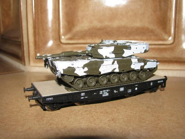 ROCO MINITANKS 47395 Flachwagen mit Leopard in Wintertarn EUR 30,99 ...