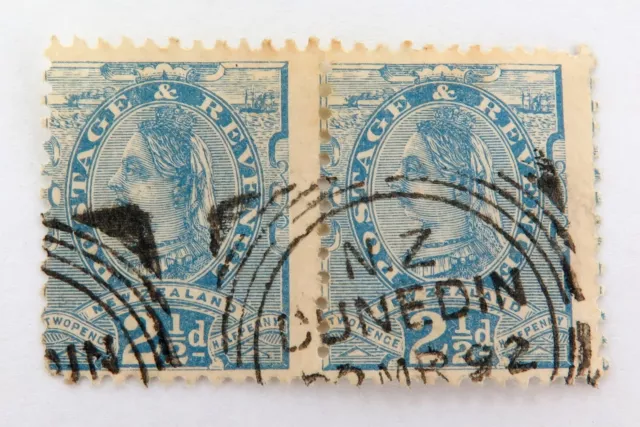 .NEW ZEALAND 1891 PERF. PAIR QV 2 1/2d USED HINGED STAMPS. DUNEDIN CANCEL.