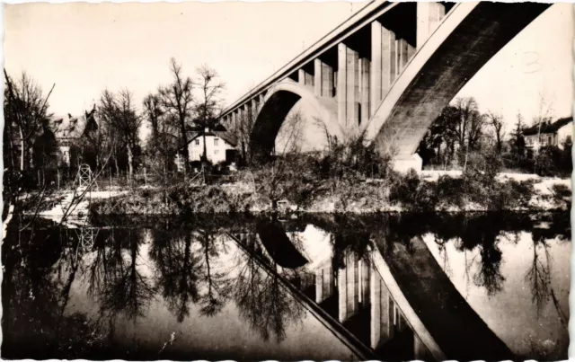 CPA Nogent sur Marne - Le viaduc et bords de la Marne (275416)