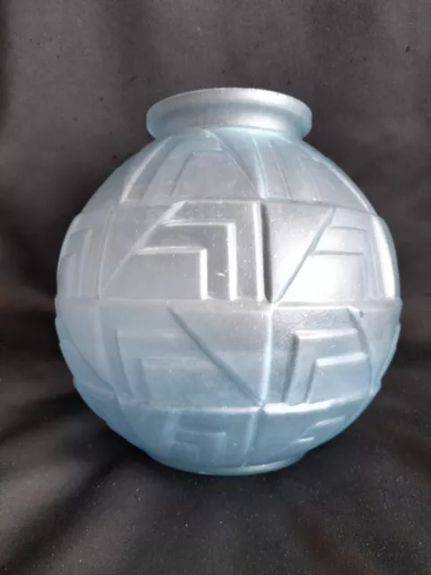 Gros vase boule en verre moulé pressé bleu à formes géométrisées / Art Déco 2